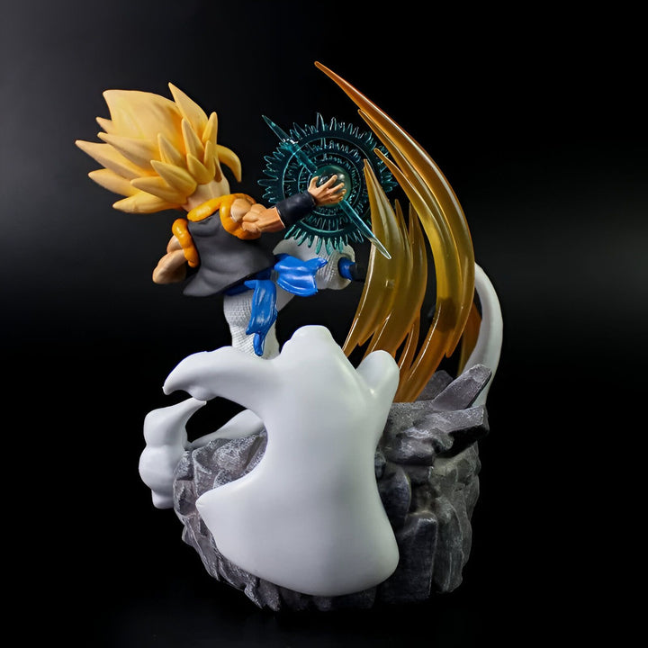 Une figurine de Gotenks, un personnage de Dragon Ball Z, en train de charger une attaque. Il est représenté avec les cheveux jaunes, une veste noire et un pantalon blanc. Il est sur un socle gris et blanc.,FI-3359408195