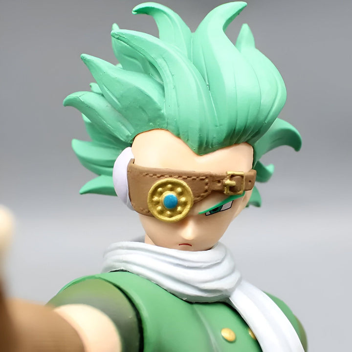 Gros plan sur le visage de Granolah, un personnage de Dragon Ball Super. Il a les cheveux verts, les yeux bleus et porte un bandeau marron sur l'œil droit. Il est vêtu d'une veste verte et d'un foulard blanc.,FI-1947958720
