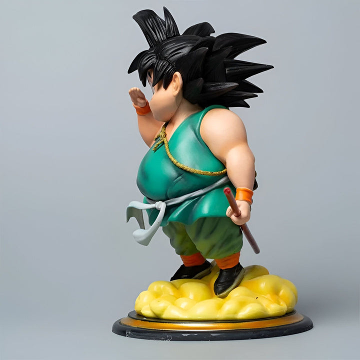 Une figurine de Son Goku enfant, un personnage de Dragon Ball Z. Il est représenté avec ses vêtements verts et orange, et est debout sur un nuage.,FI-0030491541