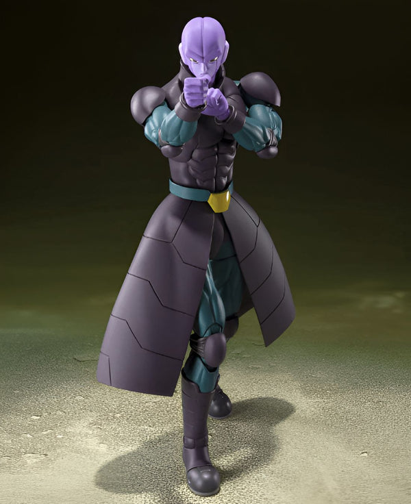 Une figurine de Hit, un personnage de Dragon Ball Super. Il est vêtu d'un costume noir et violet et a les cheveux blancs. Il est en position de combat, le poing droit en avant et le gauche en arrière.,FI-797694245X