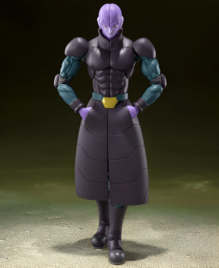 Une figurine de Hit, un personnage de Dragon Ball Super. Il est vêtu d'une combinaison noire et violette et a les cheveux blancs. Il est en position de combat.,FI-797694245X