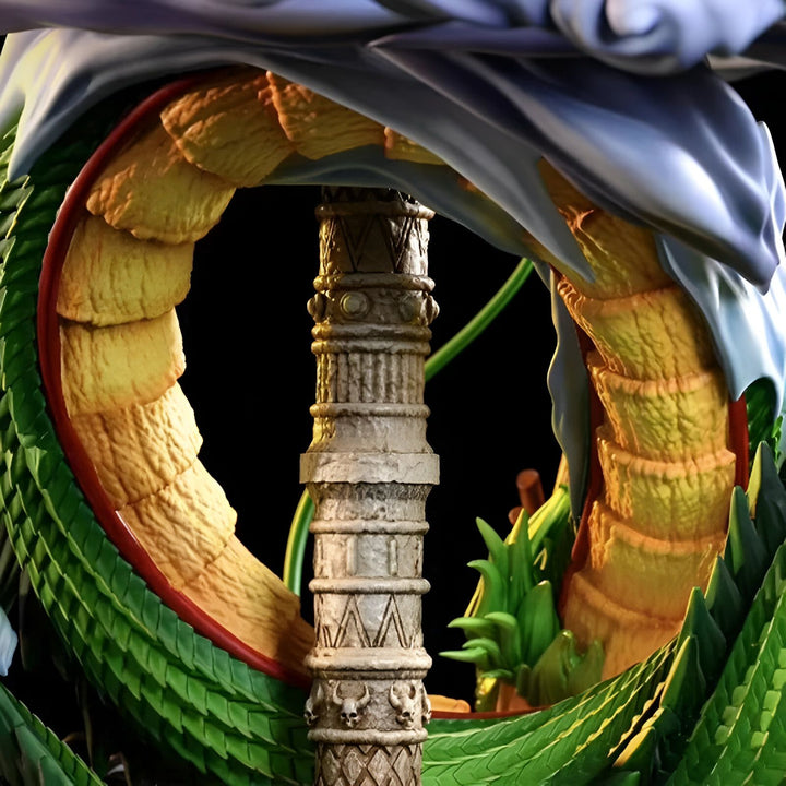 Une image en gros plan d'une sculpture de Shenron, le dragon sacré de la série Dragon Ball Z. Shenron est représenté enroulé autour d'un pilier, et sa tête est tournée vers le haut. La sculpture est très détaillée, et les écailles de Shenron sont peintes à la main.,FI-9492726629