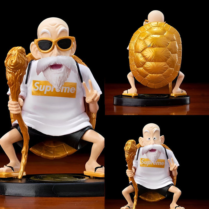 L'image représente une figurine de Tortue Géniale, un personnage de la série Dragon Ball. Il est représenté avec une carapace de tortue dorée, un chapeau de paille et des lunettes de soleil. Il porte également un t-shirt blanc avec le logo Supreme. La figurine est posée sur un socle doré.,FI-4156141535