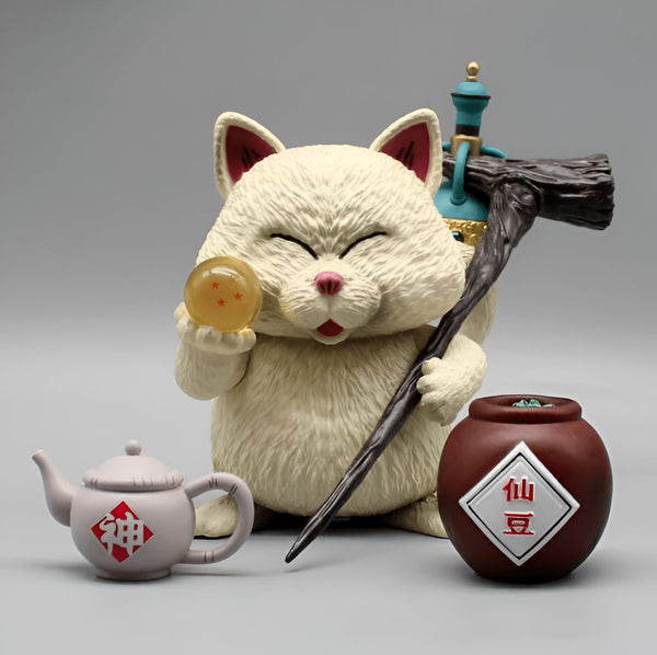 Une figurine de chat blanc avec une boule de cristal, un bâton et une théière.,FI-8173887179