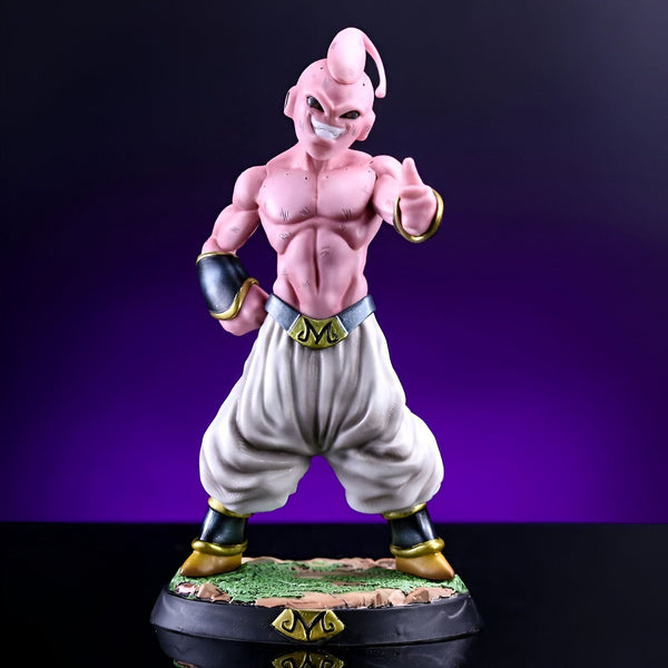 Une figurine en résine de Buu, un personnage de Dragon Ball Z. Buu est représenté avec un sourire narquois sur le visage et le pouce levé. Il est vêtu d'un pantalon blanc et d'une ceinture dorée. La figurine est posée sur un socle noir.,FI-4504028689