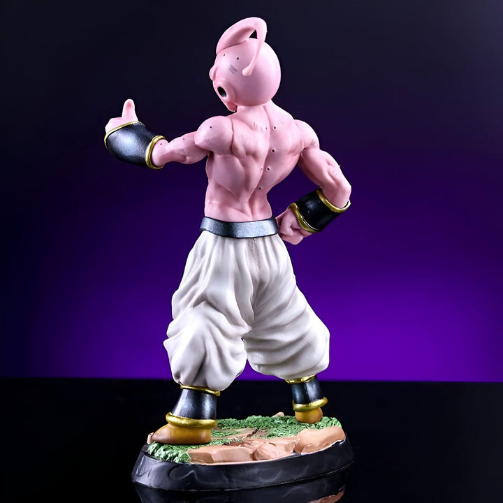 Une figurine de Buu, un personnage de Dragon Ball Z, est représentée de dos. Il est en train de se retourner et de sourire. Il porte un pantalon blanc et une veste noire. Il a les cheveux roses et la peau rose. Il est debout sur un socle vert.,FI-4504028689