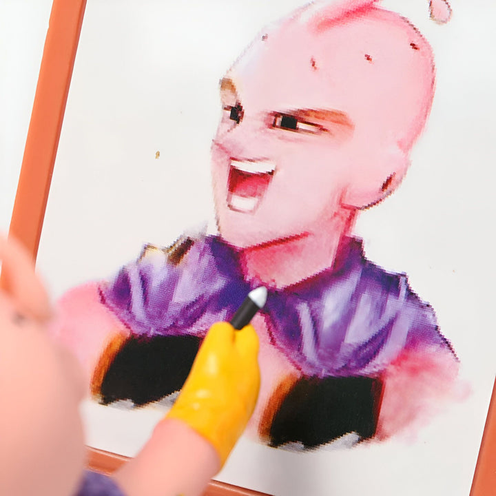 L'image représente un dessin de Majin Buu, un personnage de Dragon Ball Z. Il est rose et a une tête ronde avec des antennes. Il porte une cape violette et un pantalon blanc. Il est en train de sourire.,FI-6393990864