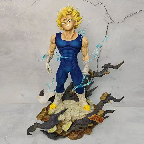 Une figurine de Vegeta, un personnage de la série Dragon Ball Z. Il est représenté avec ses cheveux blonds et ses yeux bleus, vêtu de sa combinaison bleue et blanche. Il est en position de combat, avec un poing en avant et l'autre poing sur sa hanche. La figurine est posée sur un socle rocheux.,FI-7350383177