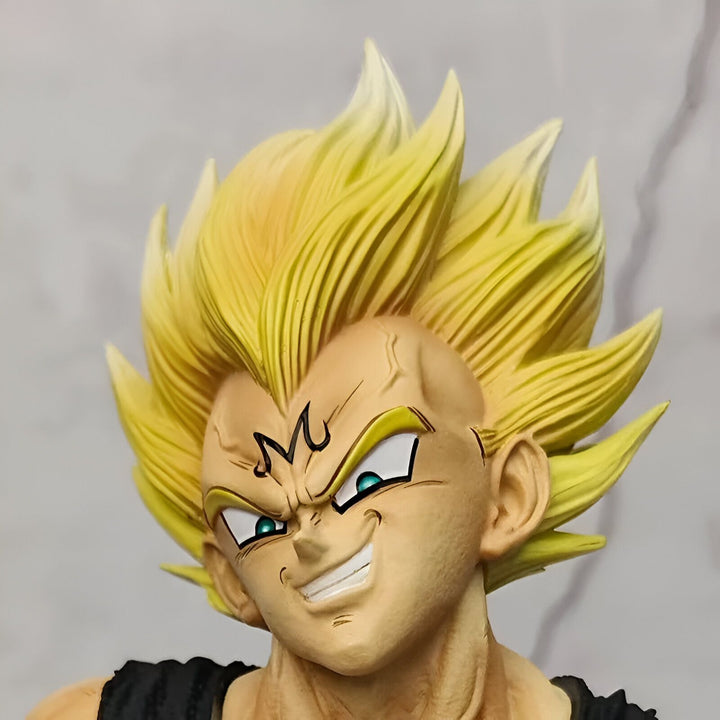 Une image de Vegeta, un personnage de Dragon Ball Z, souriant. Il a les cheveux jaunes et les yeux bleus. Il porte une armure noire et jaune.,FI-7350383177