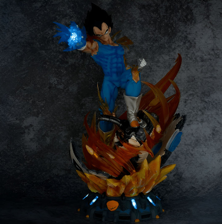 Une figurine de Vegeta, un personnage de Dragon Ball Z, en train de charger son attaque ultime, le Final Flash. Il est entouré d'un aura bleue et jaune, et le fond est noir.,FI-511996463X