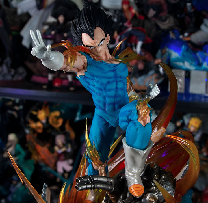 Une figurine de Vegeta, un personnage de Dragon Ball Z, en train de se battre. Il est vêtu d'une combinaison bleue et blanche et a les cheveux noirs. Il est entouré d'un aura jaune et bleue.,FI-511996463X