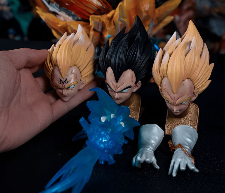 Trois figurines de Vegeta, un personnage de Dragon Ball Z, sont présentées sur une table. La figurine de gauche est celle de Vegeta en Super Saiyan, celle du milieu est celle de Vegeta en Super Saiyan 2 et celle de droite est celle de Vegeta en Super Saiyan 3.,FI-511996463X