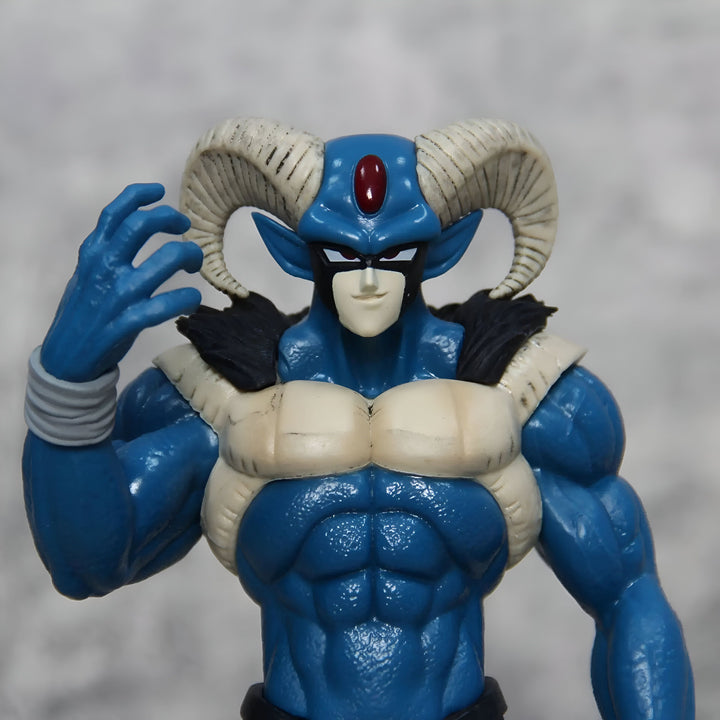 Morrigan, un personnage de la série Dragon Ball Z, est représenté dans cette image. Il est grand et musclé, avec une peau bleue et des cheveux blancs. Il porte une armure noire et dorée, et il a des ailes noires. Il est en train de se battre contre un adversaire, et il est sur le point de lui donner un coup de poing.,FI-1283626977
