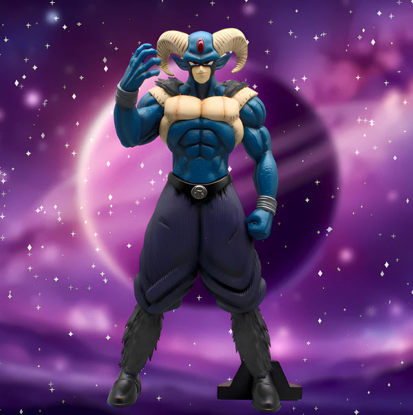 Une figurine de Moro, un personnage de Dragon Ball Super, est debout sur un socle noir. Il est vêtu d'une combinaison bleue et violette et a des cornes sur la tête. Il est entouré d'un fond étoilé violet et d'une planète.,FI-1283626977