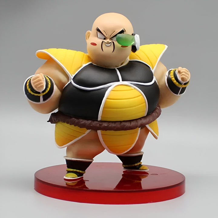 Une figurine de Nappa, un personnage de Dragon Ball Z. Il est chauve, a la peau jaune et porte une armure jaune et noire. Il est debout sur un socle rouge et est en position de combat.,FI-1587818795
