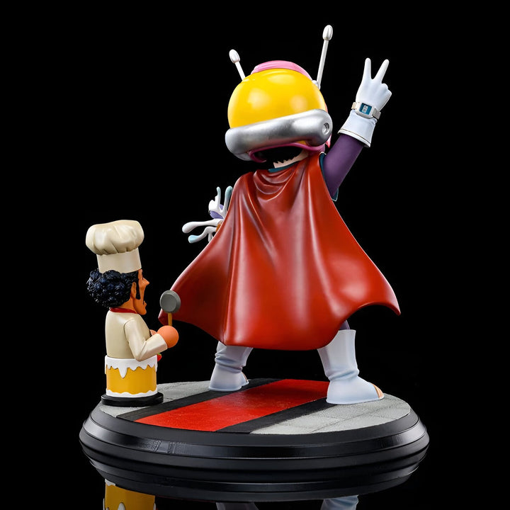 Une figurine de collection de Great Saiyaman, un personnage de la série animée Dragon Ball Z. Il est représenté avec son costume de super-héros, un casque jaune et une cape rouge. Il est en train de faire un signe de la paix avec sa main droite. A ses pieds se trouve le chef cuistot qui tient une spatule.,FI-8722975209