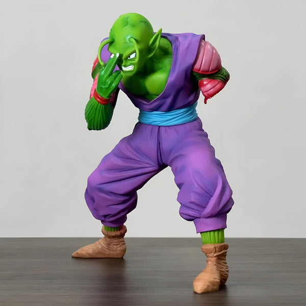 Une figurine de Piccolo, un personnage de Dragon Ball Z. Il est vêtu d'un pantalon violet et d'une chemise bleue. Il a la peau verte et des cheveux blancs. Il est en position de combat.,FI-3089395517