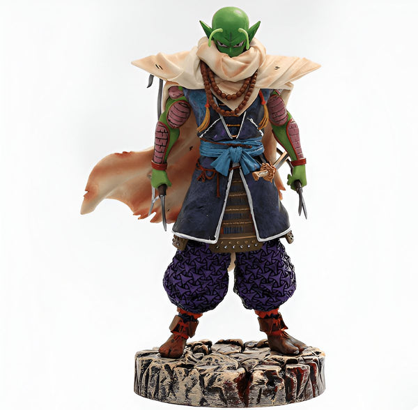 Piccolo est un personnage de la série Dragon Ball. Il est représenté ici dans une tenue de samouraï, avec un katana à la main. Il est prêt à se battre contre ses ennemis.,FI-4660045161