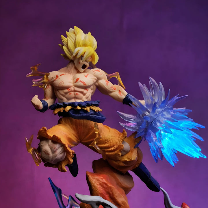 Une figurine de Son Goku, un personnage de la série animée Dragon Ball Z. Il est représenté en train de se battre, avec une aura jaune autour de lui et une boule d'énergie bleue dans sa main droite.,FI-3298813532