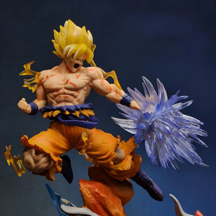 Une figurine de Son Goku, un personnage de la série animée Dragon Ball Z. Il est représenté en train de se battre, avec ses cheveux jaunes hérissés, ses muscles saillants et une aura bleue l'entourant. Il porte un pantalon orange déchiré et une ceinture bleue.,FI-3298813532