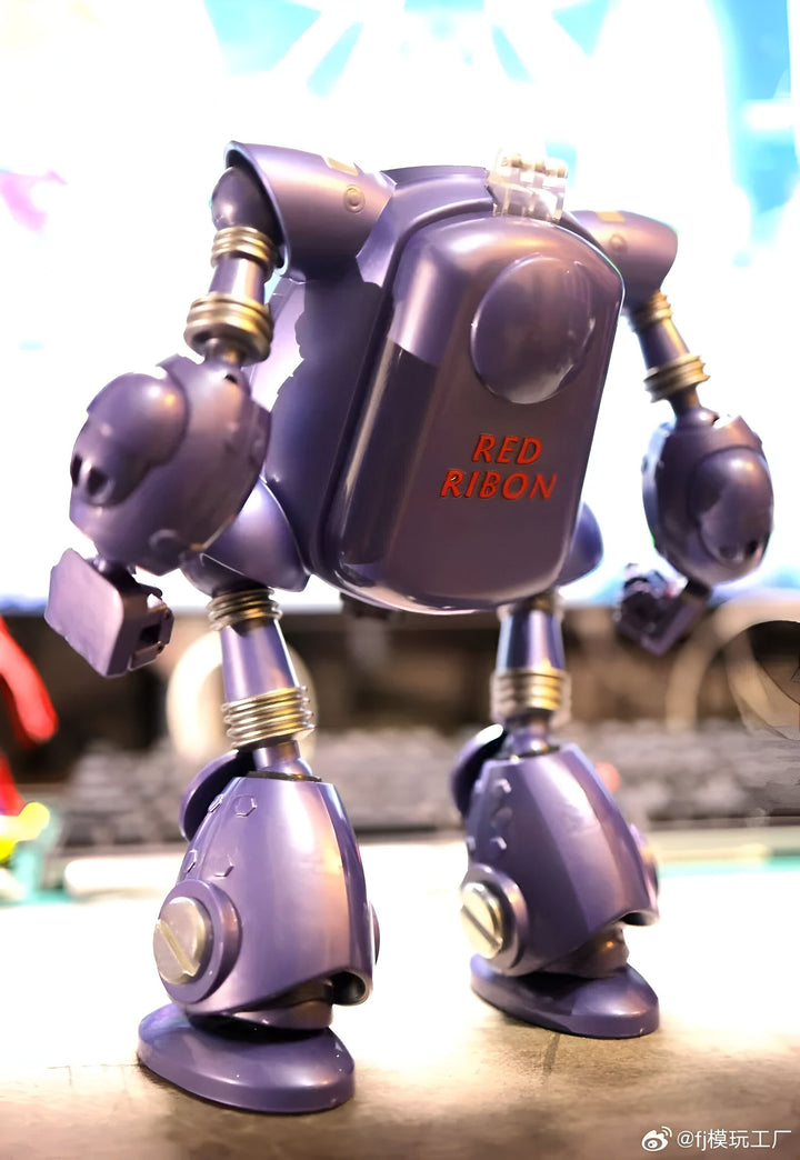 L'image représente un robot violet avec un œil rouge sur le torse et le logo "Red Ribbon" sur le dos. Il est debout sur une surface plane et est entouré d'un fond bleu clair.,FI-6968650274