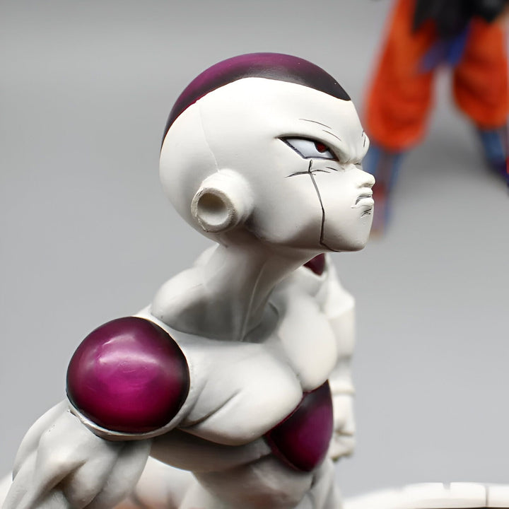 Une figurine de Freezer, un personnage de Dragon Ball Z. Il est représenté avec sa peau blanche et violette, ses yeux rouges et sa tête inclinée vers la droite. Il porte une armure violette et blanche.,FI-7359434297