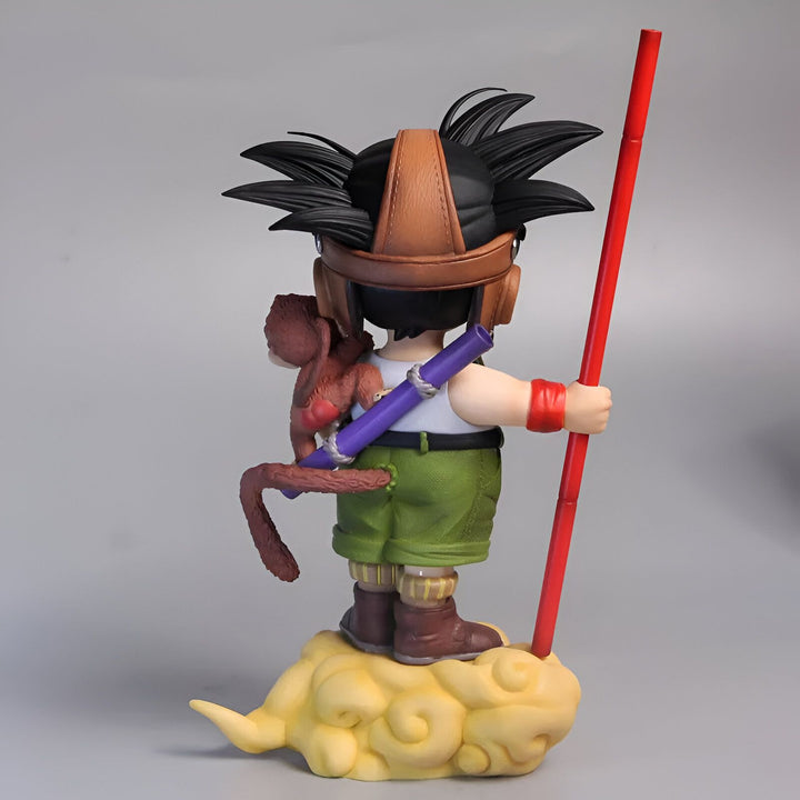 Une figurine de Son Goku, un personnage de Dragon Ball, debout sur un nuage, tenant un bâton et portant un singe sur son dos.,FI-2444534719