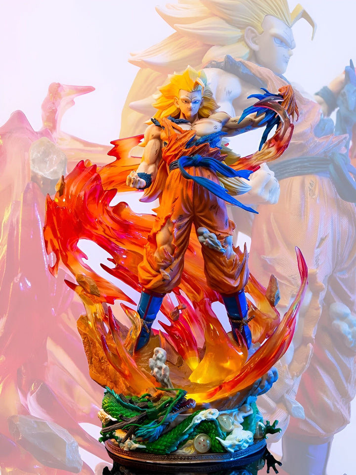 Une figurine de Son Goku, un personnage de la série animée Dragon Ball Z. Il est représenté en train de se battre, avec ses cheveux blonds hérissés et sa combinaison orange déchirée. Il est entouré de flammes et de fumée, et il tient une boule d'énergie dans sa main droite.,FI-7135372719