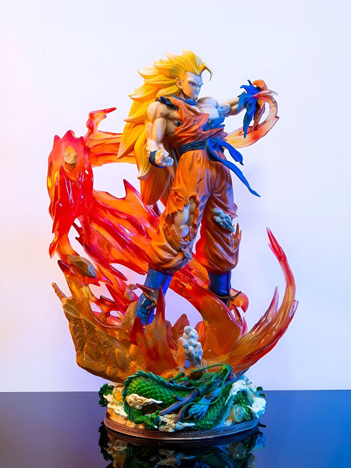 Une figurine de Son Goku, un personnage de la série animée Dragon Ball Z. Il est représenté en train de se battre, avec ses cheveux blonds hérissés et sa combinaison orange déchirée. Il est entouré de flammes et de fumée, et il semble prêt à attaquer son adversaire.,FI-7135372719