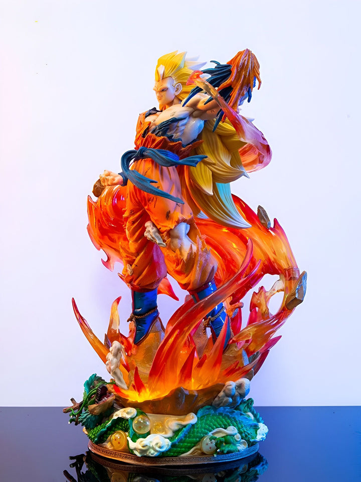 Une figurine de Son Goku, un personnage de la série animée Dragon Ball Z. Il est représenté en train de se battre, avec ses cheveux blonds hérissés et sa combinaison orange déchirée. Il est entouré de flammes et de fumée, et il est en train de frapper un ennemi invisible.,FI-7135372719