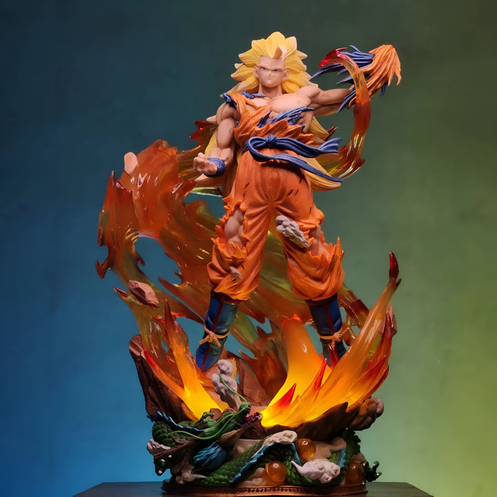 Une figurine de Son Goku, un personnage de la série animée Dragon Ball Z. Il est représenté en train de se battre, avec ses cheveux blonds hérissés et sa combinaison orange déchirée. Il est entouré de flammes et de fumée, et il semble prêt à attaquer.,FI-7135372719