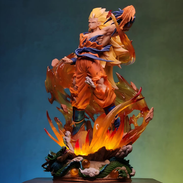 Une figurine de Son Goku, un personnage de la série animée Dragon Ball Z. Il est représenté en train de se battre, avec ses cheveux blonds hérissés et ses muscles saillants. Il porte un gi orange et une ceinture bleue. Le fond de l'image est vert et bleu.,FI-7135372719