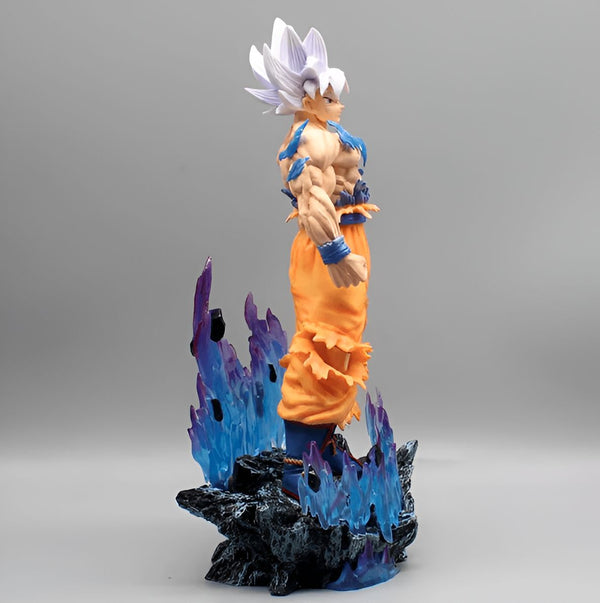 Une figurine de Son Goku, un personnage de la série animée Dragon Ball Z. Il est représenté avec les cheveux blancs et les yeux bleus, et porte une combinaison orange et bleue. Il est debout sur un socle de flammes bleues et noires.,FI-6276325562