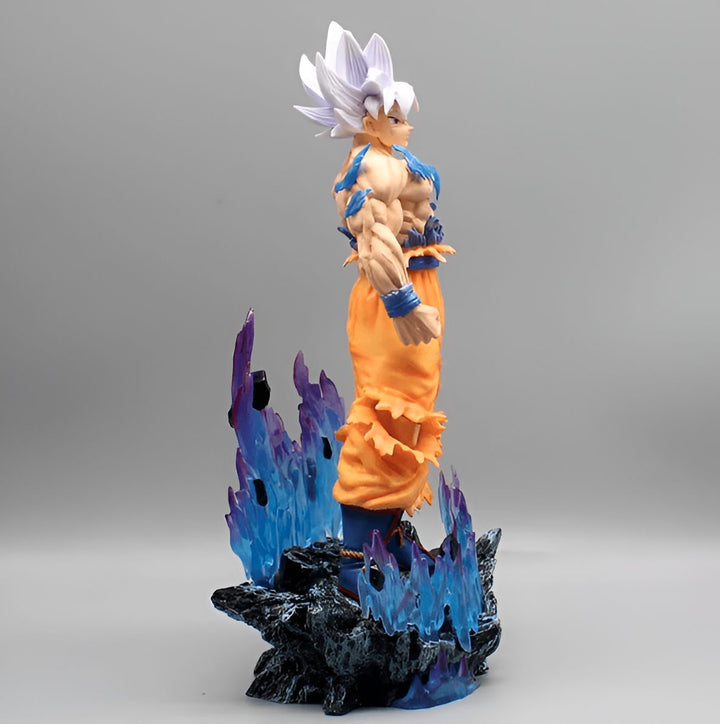 Une figurine de Son Goku, un personnage de la série animée Dragon Ball Z. Il est représenté avec les cheveux blancs et les yeux bleus, et porte une combinaison orange et bleue. Il est debout sur un socle de flammes bleues et noires.,FI-6276325562