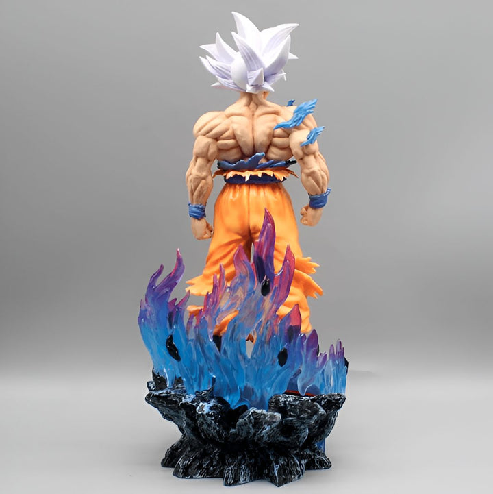 Une figurine de Son Goku, un personnage de la série animée Dragon Ball Z. Il est représenté avec ses cheveux blancs et sa tenue orange. Il se tient debout sur un socle rocheux, entouré de flammes bleues et violettes.,FI-6276325562