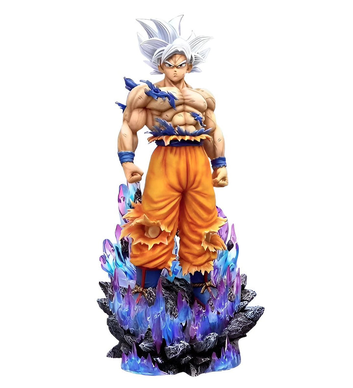 Une figurine de Son Goku, un personnage de la série animée Dragon Ball Z. Il est représenté avec les cheveux blancs et les yeux bleus, et porte une combinaison orange et bleue déchirée. Il se tient sur un socle de rochers bleus et violets.,FI-6276325562