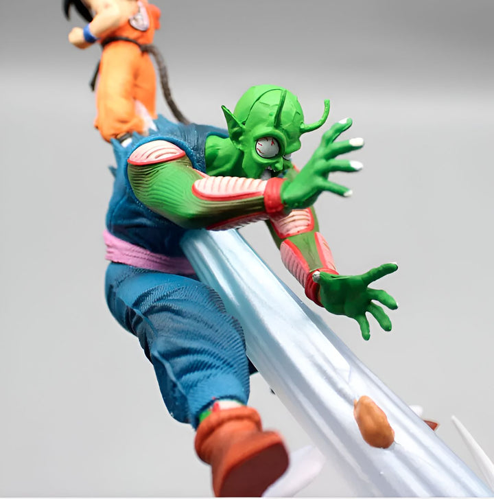 Une image de Son Goku, un personnage de Dragon Ball Z, en train de combattre un monstre vert.,FI-0289657059