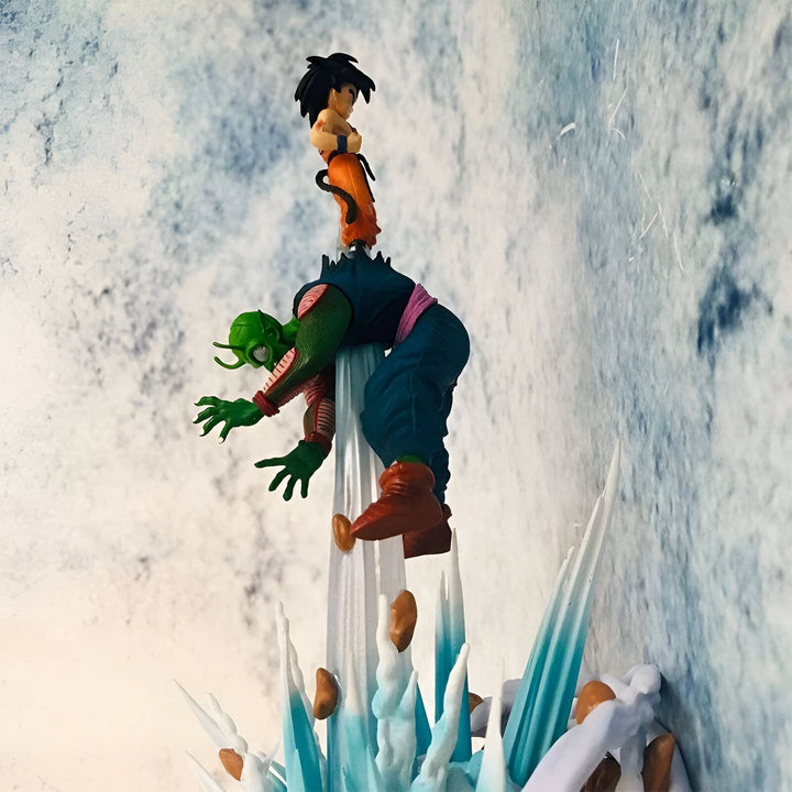 Une figurine de Son Goku, un personnage de Dragon Ball Z, est en train de vaincre un adversaire.,FI-0289657059