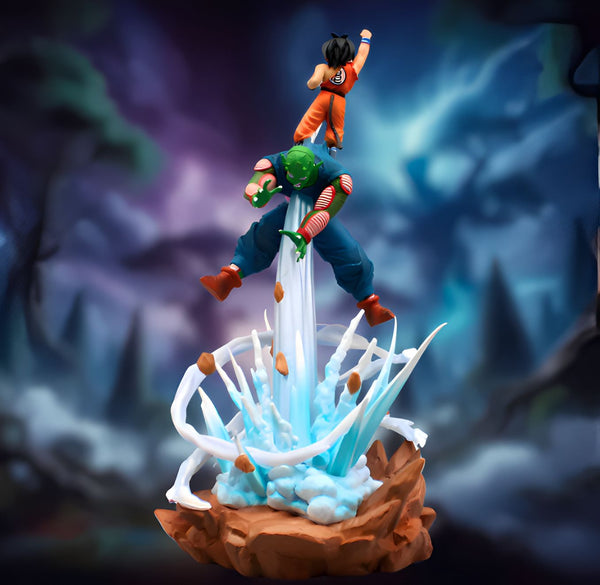 Une figurine de Son Goku et Piccolo en train de se battre. Son Goku est en l'air et Piccolo est au sol.,FI-0289657059