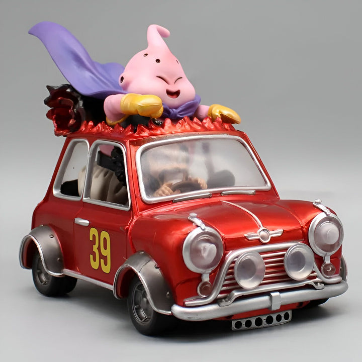 L'image représente une figurine de Majin Buu assis sur une voiture rouge. Majin Buu est un personnage de la série animée Dragon Ball Z. Il est rose et a une forme ronde. Il porte une cape violette. La voiture est rouge et a le numéro 39 sur le côté.,FI-3996839286