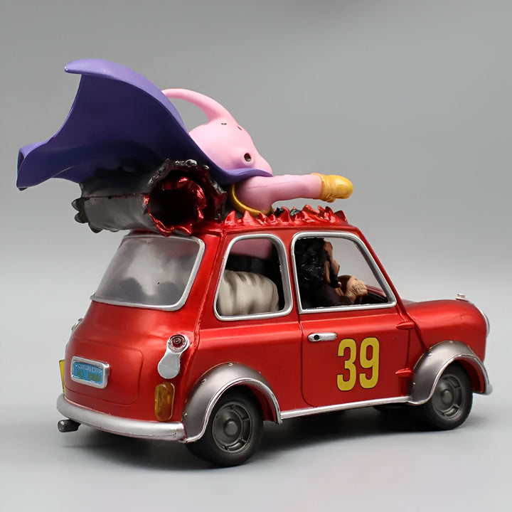 Une voiture rouge avec un personnage rose qui porte une cape violette est en train de conduire. Il y a un autre personnage à l'intérieur de la voiture.,FI-3996839286