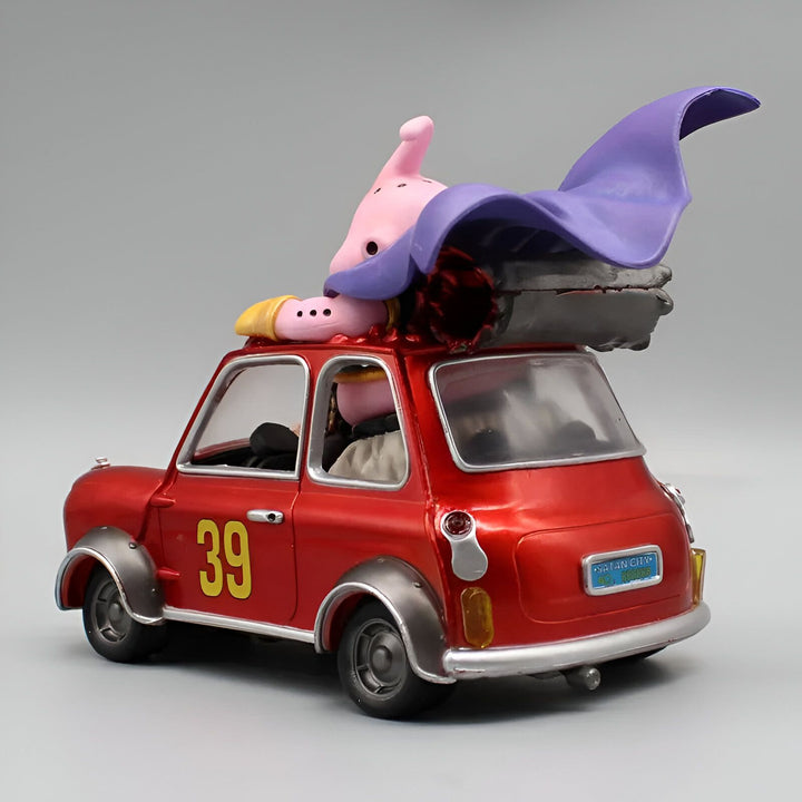 Une voiture rouge avec un personnage rose qui porte une cape violette sur le toit. Le personnage est assis sur un siège à côté d'un homme chauve. La voiture a le numéro 39 sur la portière et le nom "Satan City" sur la plaque d'immatriculation.,FI-3996839286