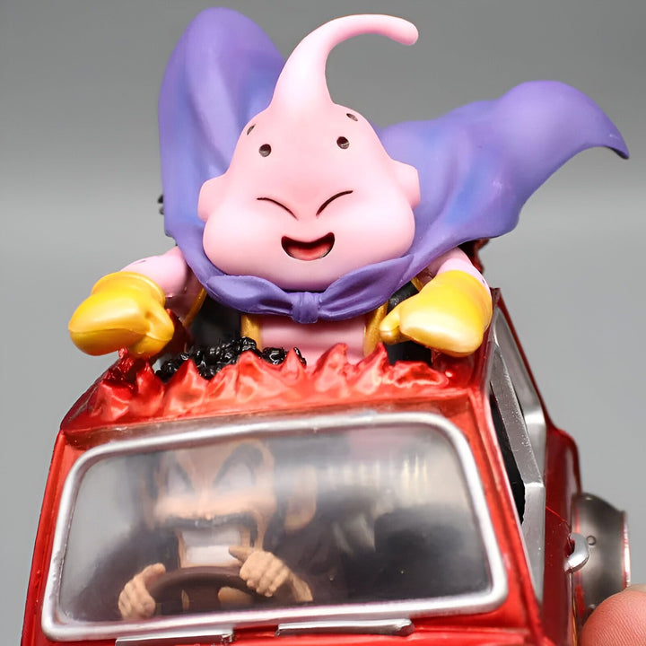 Une figurine de Majin Buu assis sur le toit d'une voiture rouge. Il porte une cape violette et sourit.,FI-3996839286