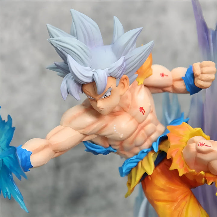 Une figurine de Son Goku, un personnage de la série Dragon Ball Z. Il est représenté en train de se battre, avec ses cheveux dressés vers le haut et ses muscles saillants. Il porte un pantalon orange et une ceinture bleue.,FI-9352254848