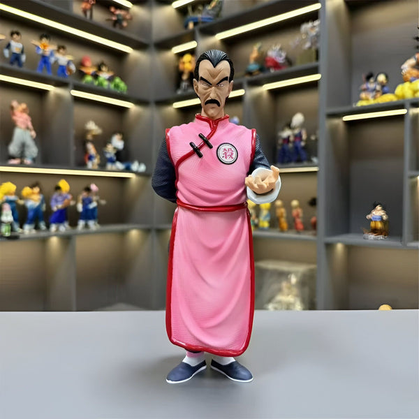 Une figurine de Tao Pai Pai, un personnage de Dragon Ball Z. Il est vêtu d'une longue robe rose et noire et a les cheveux noirs et la moustache. Il est en position de combat et semble prêt à attaquer.,FI-0477108385