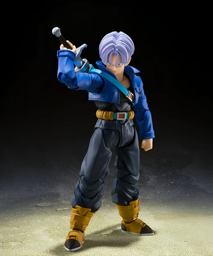 Une figurine de Trunks du futur, un personnage de Dragon Ball Z. Il est vêtu d'une veste bleue, d'un pantalon noir et de bottes jaunes. Il tient une épée dans sa main droite.,FI-2109705310
