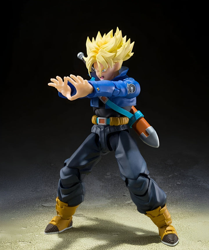 Une figurine de Trunks du futur, un personnage de Dragon Ball Z. Il est vêtu d'une veste bleue, d'un pantalon noir et de bottes jaunes. Il a les cheveux blonds et les yeux bleus. Il est en position de combat.,FI-2109705310
