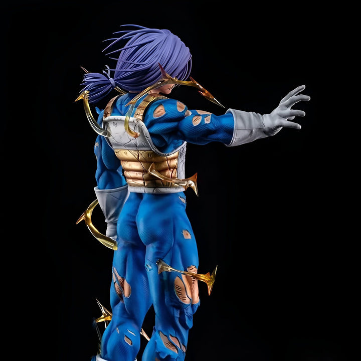 Une image de dos de Trunks du futur, un personnage de Dragon Ball Z. Il est vêtu d'une combinaison bleue déchirée et a les cheveux bleus. Il est en train de se battre contre un ennemi invisible.,FI-7985763457