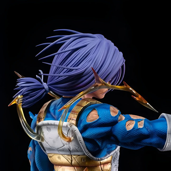 Une image en gros plan de la figurine de Trunks du futur, un personnage de la série Dragon Ball Z. Il est représenté avec ses cheveux bleus hérissés, sa combinaison bleue et jaune déchirée, et ses épées.,FI-7985763457