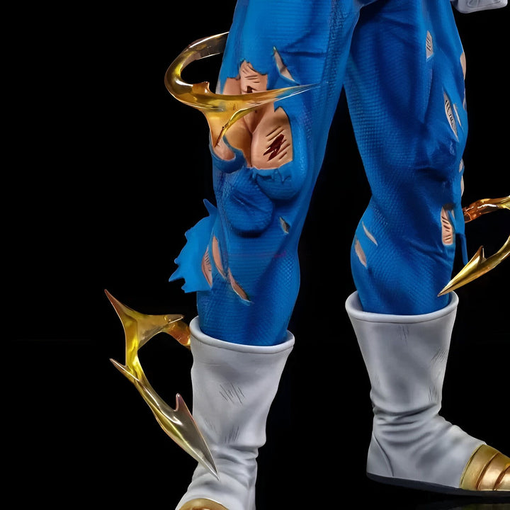 Une image en gros plan des jambes d'une figurine de Vegeta, un personnage de la série Dragon Ball Z. Vegeta est vêtu de sa combinaison bleue déchirée et de ses bottes blanches. Il est en position de combat, avec les poings serrés et les muscles tendus. L'arrière-plan est noir.,FI-7985763457